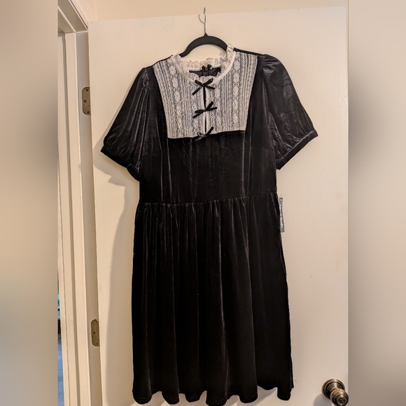 Modcloth Dresses & Skirts - Modcloth Gothic Black Velvet Dress with White Lace 1X